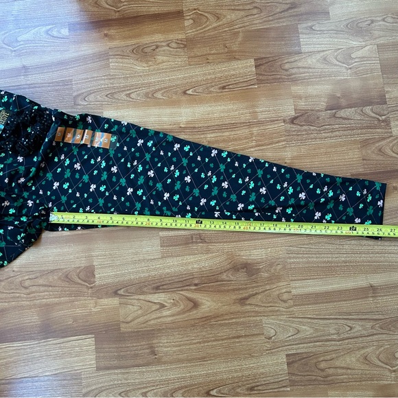 Feeling Festive shamrocks leggings size medium - Picture 7 of 9